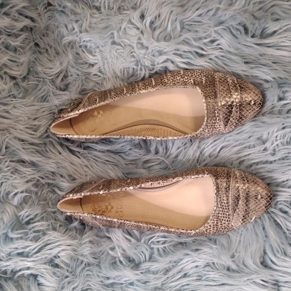Vince Camuto snake print shoes size 8